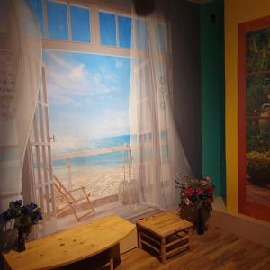 Zimmer mit einem Fenster und Strandblick in der Unterkunft Messeblick 1,2 km, Relax- App "Biene und Hummel" romantisch, Doppelzimmer gut & günstig in Hannover