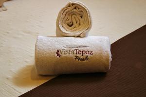 un rollo de papel higiénico sobre una mesa en Posada Vista Tepoz, en Tepoztlán