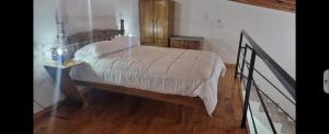 - une chambre avec un lit et une tête de lit en bois dans l'établissement AB & JOPIE, à Posadas