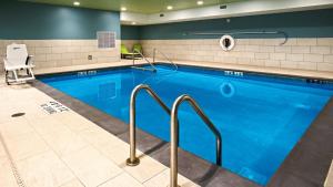 una piscina con acqua blu in un edificio di Holiday Inn Express & Suites Racine, an IHG Hotel a Racine