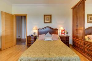 1 dormitorio con 1 cama grande y 2 mesitas de noche en Bed and Breakfast en Salamanca Spain en Cabrerizos