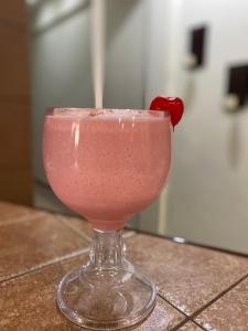 une boisson rose avec une cerise sur un comptoir dans l'établissement Posada Vista Tepoz, à Tepoztlán