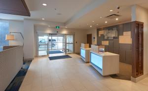 セントジョンズにあるHoliday Inn Express & Suites St. John's Airport, an IHG Hotelのロビーと店舗のある広い部屋