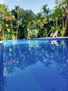 馬那瓜的住宿－Samuva Campestre，一座拥有蓝色海水和棕榈树的游泳池