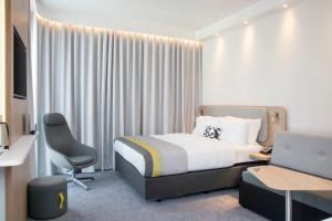 1 dormitorio con cama, escritorio y silla en Holiday Inn Express Stuttgart-Waiblingen, an IHG Hotel en Waiblingen