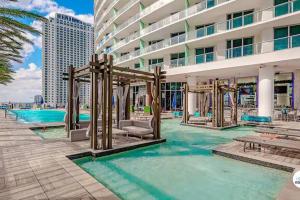 une piscine dans un hôtel avec une aire de jeux dans l'établissement Komffy Panoramic Oceanview 2BED/2BATH on 38 Floor, à Hollywood