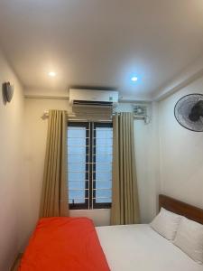 Postel nebo postele na pokoji v ubytování Nam Cường Motel - Phòng đơn có cửa sổ thoáng mát khép kín - Thang máy