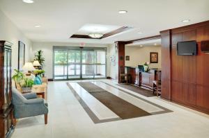 un ampio soggiorno con divano e TV di Staybridge Suites Oakville Burlington, an IHG Hotel a Oakville