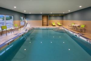 una gran piscina con sillas y una mesa en Holiday Inn Express & Suites Terrace, an IHG Hotel, en Terrace