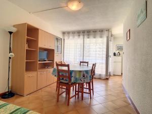 Posedenie v ubytovaní F2 Cabine avec Parking, Lave-linge, Lave-vaisselle, TV - FR-1-715-26 + 2 fotografie
