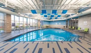 Bazén v ubytování Staybridge Suites - Saskatoon - University by IHG nebo v jeho okolí