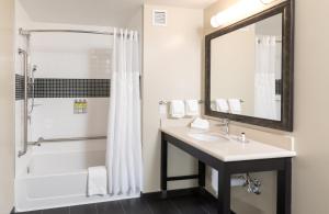 Koupelna v ubytování Staybridge Suites - Saskatoon - University by IHG