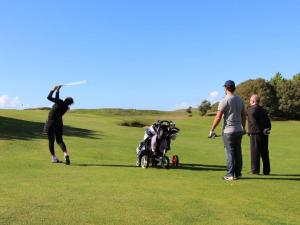 a group of people standing on a golf course at Maison calme près plage - 6 pers - Animaux admis - FR-1-540-284 in Notre-Dame-de-Monts +24 photos