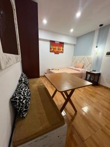 een woonkamer met een tafel en een bank bij Mini departamento in Trujillo
