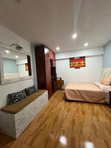 una camera con un letto e un divano di Mini departamento a Trujillo