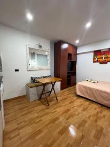 een kamer met een tafel, een bed en een bureau bij Mini departamento in Trujillo