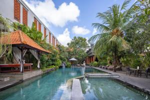 Bazén v ubytování Adi Dharma Hotel Legian nebo v jeho okolí