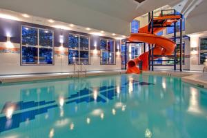 Bazén v ubytování Holiday Inn Express Calgary South by IHG nebo v jeho okolí