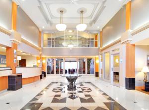 Vstupní hala nebo recepce v ubytování Holiday Inn Express Calgary South by IHG + 37 fotografií