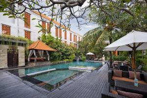 Bazén v ubytování Adi Dharma Hotel Legian nebo v jeho okolí