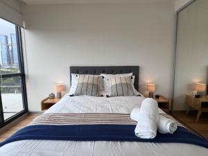 ein Schlafzimmer mit einem großen Bett mit Handtüchern darauf in der Unterkunft Gold location Melbourne CBD in Melbourne