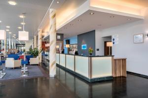 um lobby de uma loja com um balcão e cadeiras em Holiday Inn Express Singen, an IHG Hotel em Singen