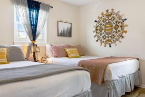 Zimmer mit 2 Betten und einem Wandspiegel in der Unterkunft Cozy Apartment in Downtown Elizabethton in Elizabethton