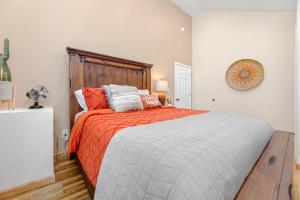 una camera da letto con un grande letto con piumone arancione di 2BR 1BA Remodeled House in Gray Community a Johnson City