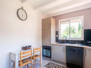 Gallery image of Villa avec Piscine à Callian, Var - 6 Pers, Proche Lac de Saint-Cassien, Golf, Climatisée, Jardin Privé - FR-1-779-4 in Callian +8 photos