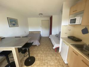 Habitación pequeña con cocina y cama en Studio Cap d'Agde, 2 pièces, 4 personnes - FR-1-723-150, en Cap d'Agde