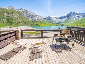 a deck with a table and chairs and a lake at Appartement Tignes, 4 pièces, 6 personnes - FR-1-641-38 in Tignes