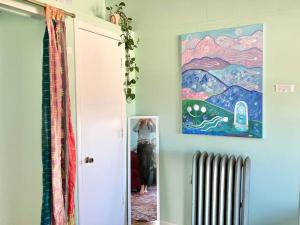 um quarto com uma pintura na parede e um radiador em Superb Studio In Johnson City Center 1 min to ETSU em Johnson City
