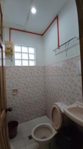 y baño con aseo y lavamanos. en R & R (Rest & Relax) Guesthouse en Siquijor
