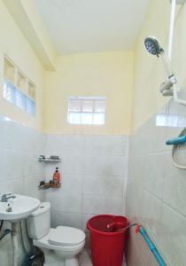 a bathroom with a white toilet and a sink at Koh Rong Homestay in Kaôh Rŭng (3)