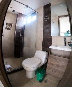 ボゴタにあるHospedaje Campin 60 60のバスルーム(トイレ、洗面台付)
