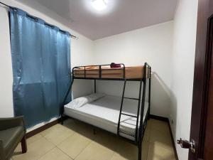 ein kleines Zimmer mit einem Etagenbett darin in der Unterkunft Esparza-PURA VIDA-Tu espacio tranquilo y acogedor. in Esparza