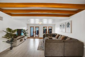 Χώρος καθιστικού στο 5BR Residential Tropical House w Heated Pool