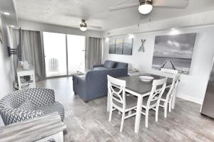 salon ze stołem, krzesłami i kanapą w obiekcie 0902 Waters Edge Resort condo w mieście Myrtle Beach