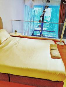 Ce lit se trouve dans un dortoir doté d'une fenêtre. dans l'établissement Eko Cheras Mall Duplex 双阳台 Kuala Lumpur MRT & 精品Loft, à Kuala Lumpur