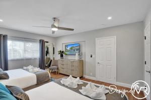 Llit o llits en una habitació de 8BR Resort with Pool & Tons of Games - 22 Guests