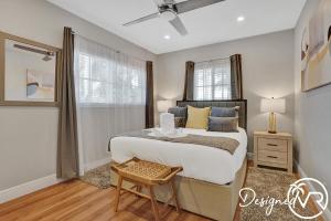 Llit o llits en una habitació de 8BR Resort with Pool & Tons of Games - 22 Guests