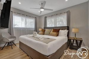 Llit o llits en una habitació de 8BR Resort with Pool & Tons of Games - 22 Guests