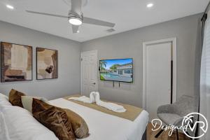 Llit o llits en una habitació de 8BR Resort with Pool & Tons of Games - 22 Guests