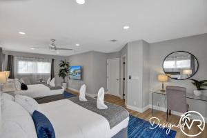Llit o llits en una habitació de 8BR Resort with Pool & Tons of Games - 22 Guests