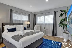 Llit o llits en una habitació de 8BR Resort with Pool & Tons of Games - 22 Guests