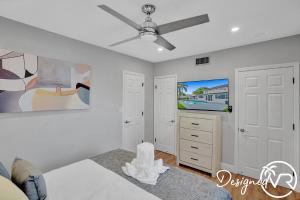 Llit o llits en una habitació de 8BR Resort with Pool & Tons of Games - 22 Guests