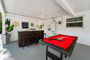 TV a/nebo společenská místnost v ubytování Spacious 8BR w Guesthouse POOL Tons of Games