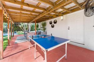 Stolní tenis v ubytování Spacious 8BR w Guesthouse POOL Tons of Games nebo okolí