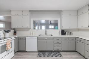 a white kitchen with white cabinets and a sink at Altes Eckert Stolz in Stonewall