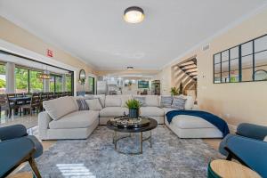 Area soggiorno di Luxury 8-BR Villa w Pool Soccer - 20 Guests